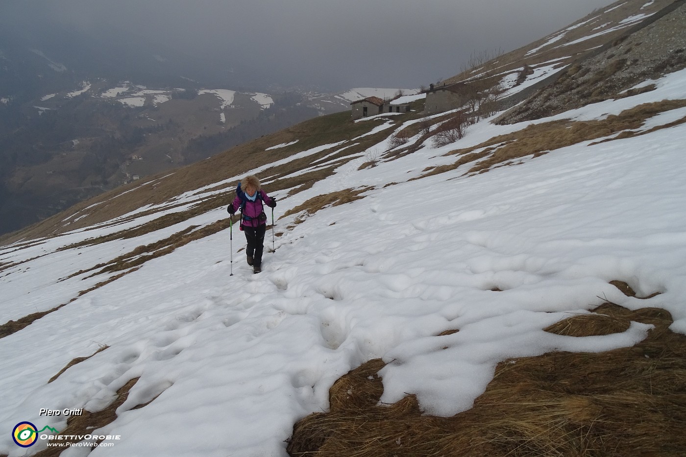 20 Il sentiero ora corre su pratoni.JPG